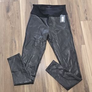 NWT RED HOT By Spanx Very BLACK All Over Faux Leather Leggings Size Medium